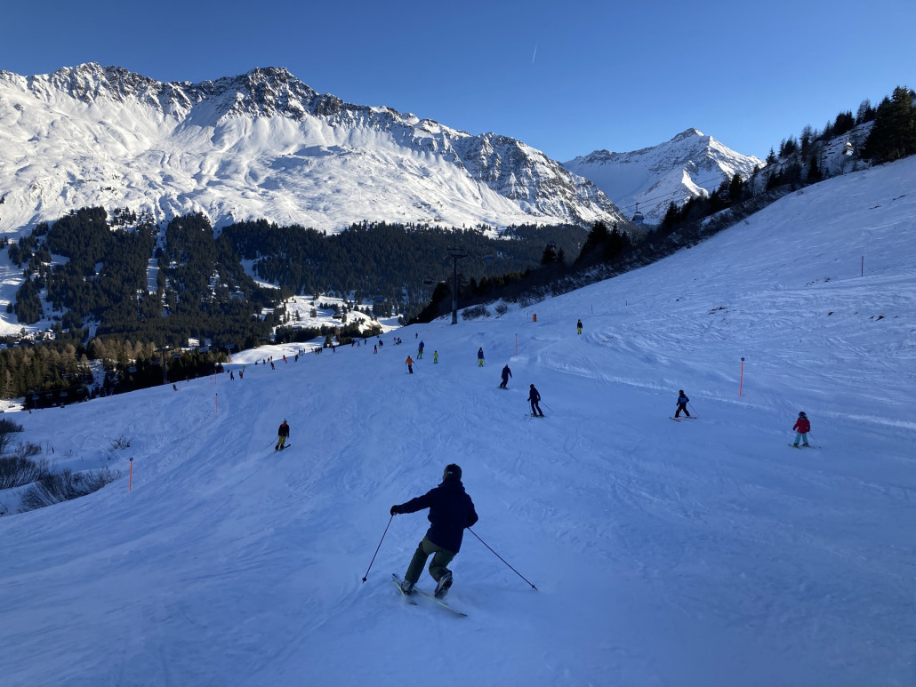 Nachdem die Leute gespeist hatten, füllten sich die Pisten wieder.