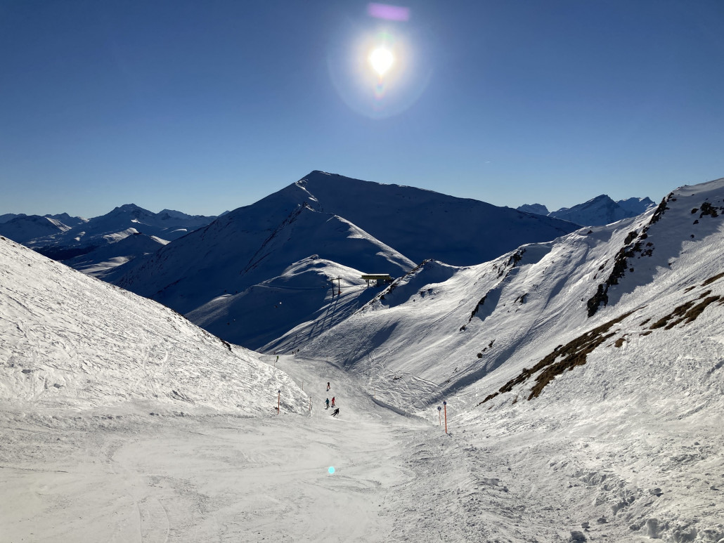 Piste 60. Hübsche Aussichten und bis in den späteren Nachmittag hinein komplett in der Sonne. Landschaftlich finde ich diese eine der schöneren Pisten im Gebiet (wobei man über diese Aussage sicherlich diskutieren kann). Zudem handelt es sich um die einzige "alpine" Abfahrt auf der Westseite. Leider etwas kurz und durch das Flachstück zu Beginn umständlich zu erreichen.