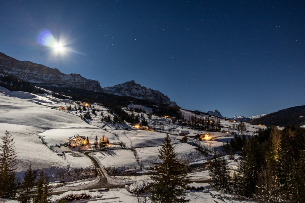Abendlicher Blick aus dem Hotel in Badia.