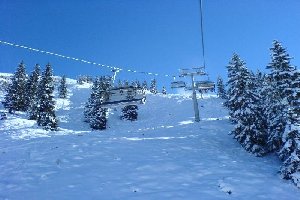 Silvretta. Bergfahrt 6er Sessel Nova. Eine blaue Abfahrt geöffnet.