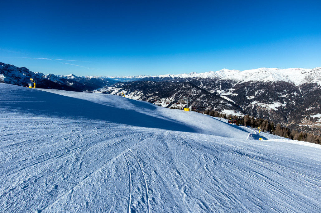 Am 8er Sessel Helm hat man ganztägig viel Platz und frische Pisten.