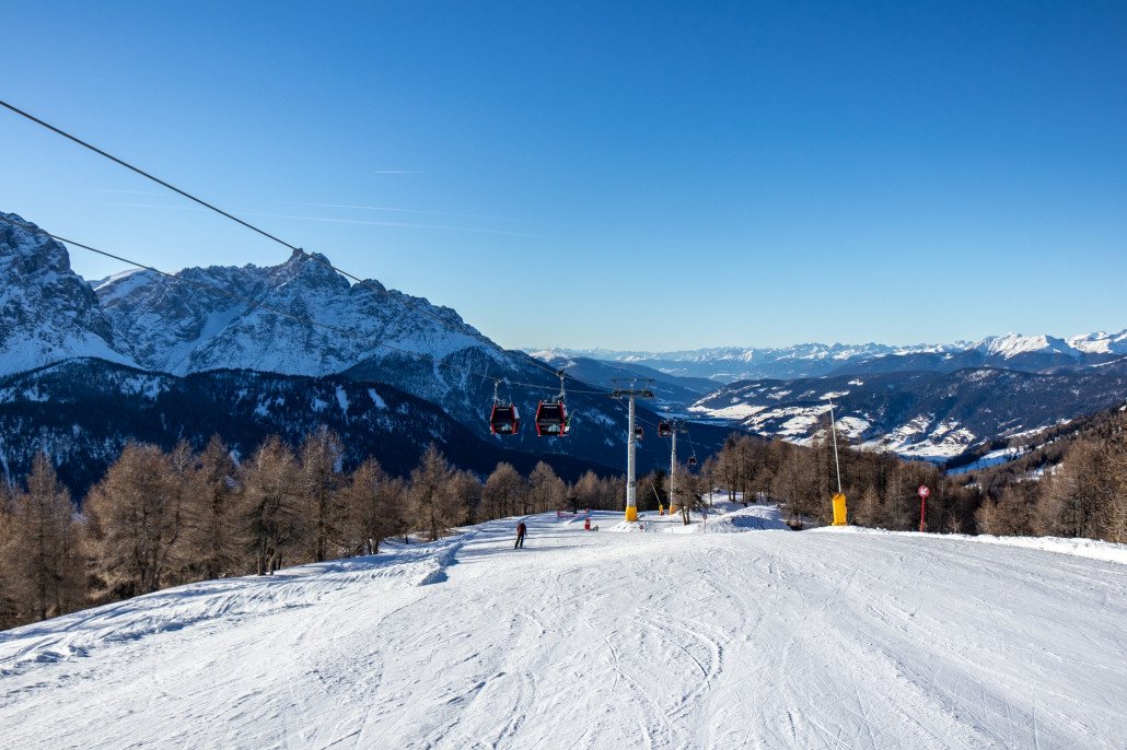 Die Stiergartenabfahrt ist teilweise abgefahren. Hier wird allerdings auch fleißig nachbeschneit.