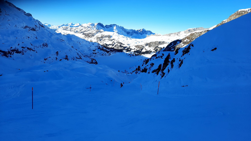 Schmalere blaue Piste zum Engstlensee,der Schnee ist etwas knapp dort unten wurde noch kräftig beschneit