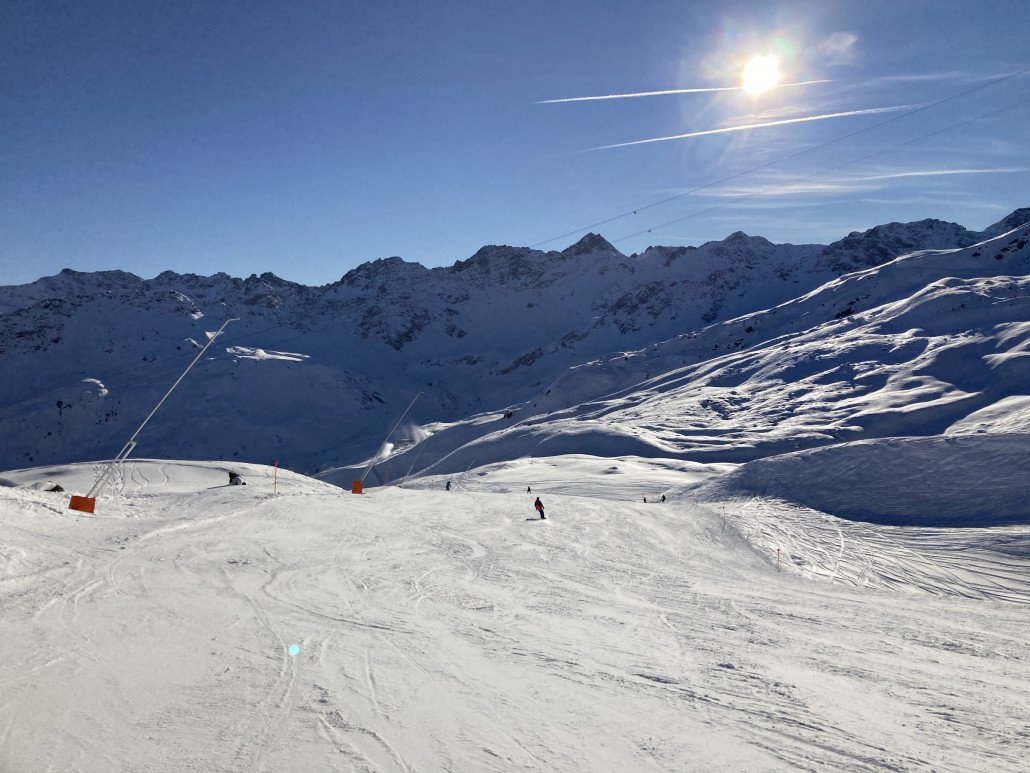 Piste 10 in Arosa. Zwischen der Sattelhütte und dieser Stelle war es unangenehm voll und hart. Davor und ab hier allerdings tipptopp.