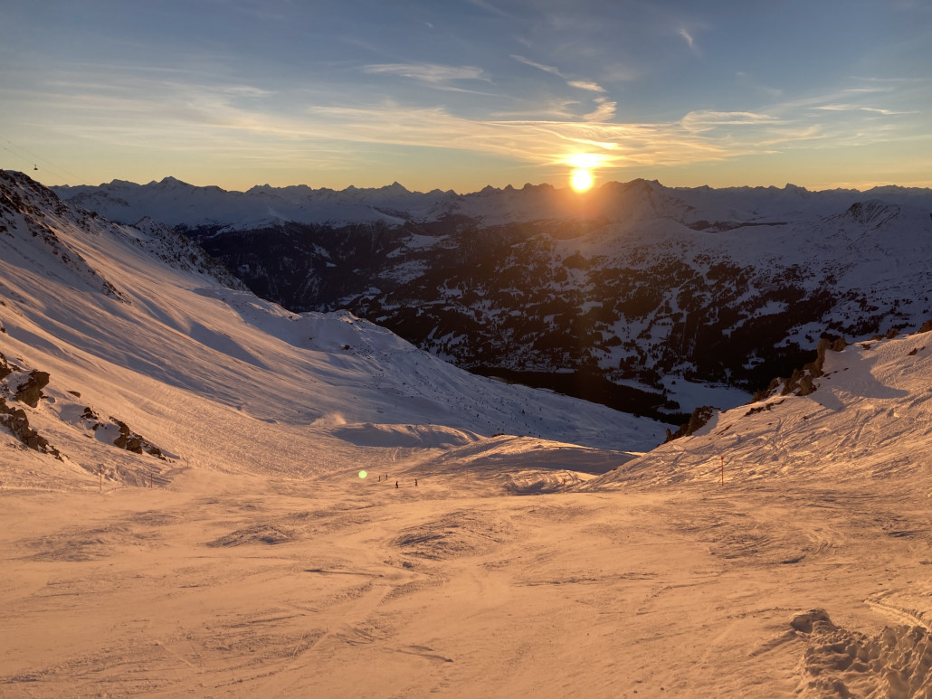 Weisshornmulde zum zweiten. Die Stimmung am Abend ist jeweils phantastisch. Wenn man, so wie wir heute, die letzte Gondel aufs Rothorn nimmt, kann man die komplette Abfahrt beinahe alleine fahren. Der Weisshorn Speed ist dann jeweils bereits abgestellt oder sogar eingaragiert. Absolut empfehlenswert!