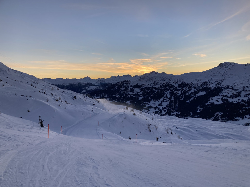 21b. Schön, dass nun die direkte Piste vom Weisshorn zu Scharmoin geöffnet ist. Den Umweg über den SL Scharmoin finde ich jeweils nicht so prickelnd beziehungsweise gefällt mir die Piste einfach viel besser. Da wenig Schnee liegt, folgt die Piste noch stark dem Gelände und ist daher wellig.