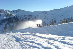 Sillvretta. Schneekanonen im Dauereinsatz.