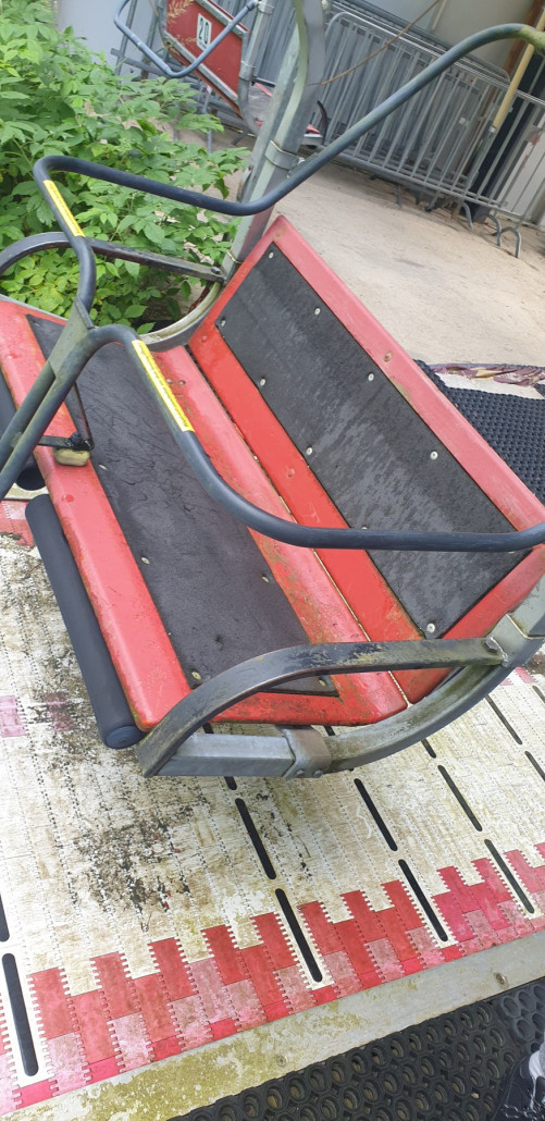 Sessel zum Probesitzen in der Talstation.jpg