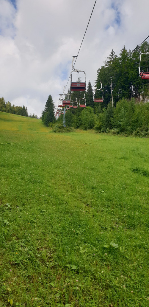 Unterhalb der Sesselbahn ging es die steile 7er Piste hinauf.jpg