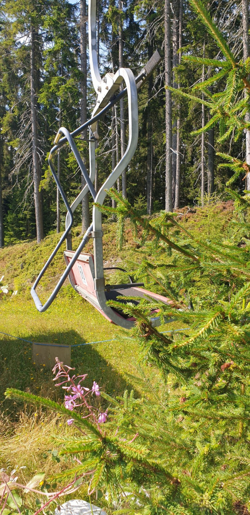 Sessel zum Probesitzen in der Bergstation.jpg