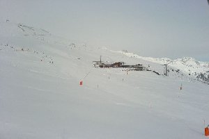 Gargellen. Bergstation 8er Gondel mit Restaurant. Rote Talabfahrt war geöffnet.