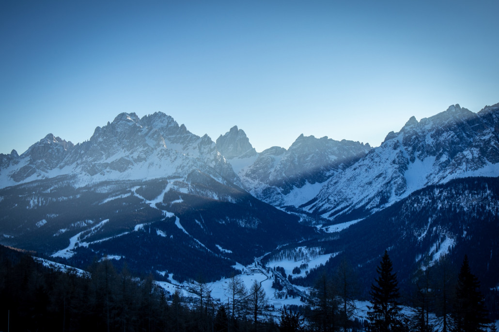 Schönes Licht auf das Skigebiet an der Rotwand. Der prominente Zwölferkogel zeigt sich nun auch.