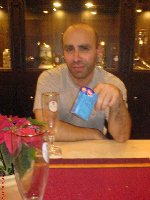 Hier hat der Onkel schon kein Glas mehr in der Hand weil das glas leer ist! er war sogar schon so ungeduldig, dass er mit anderen Sachen spielte um die Zeit schneller rumzukriegen bis das Glas wieder voll ist*fg*