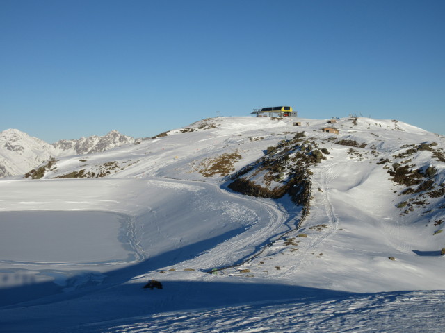 Sechszeiger (2.392 m) mit der Bergstation des 6-CLD-B Zirben (2.391 m), davor die Kalbenalm-Abfahrt
