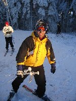 Onkel versucht das nachzumachen aber...
<br />Im Hintergrund der Bademeister frisch aus dem Lift ausgestiegen..