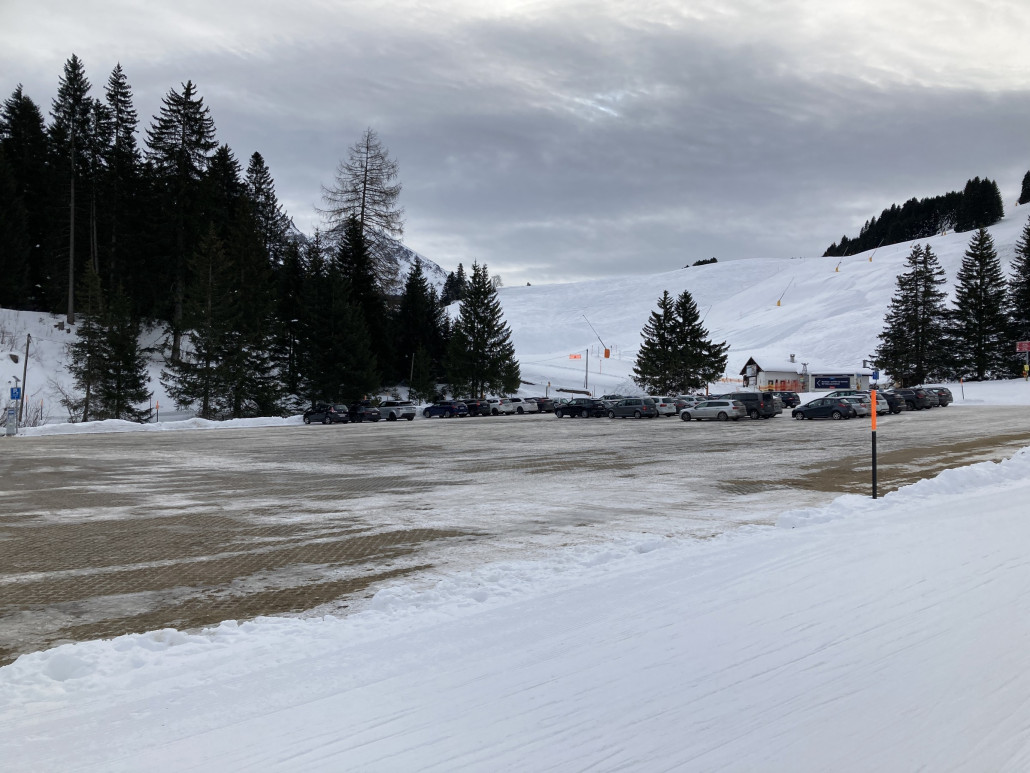 Der Andrang ist überschaubar. Der Parkplatz Proschieri ist nicht annähernd gefüllt.