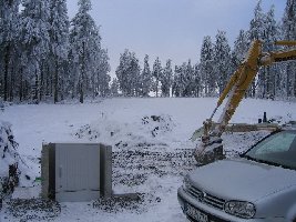 Stromkasten und daneben der Erdwall vermutlich für die snowtubinganlage! dahinter dann noch das Anfängergelände!