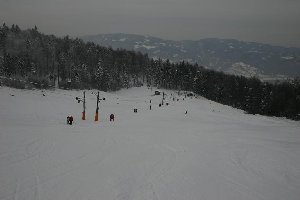 Auf diesem Foto sehen beide Pisten gleich aus. In Wirklichkeit war die rechte, die bereits vor dem Neuschnee fertig beschneit war, in Topzustand, die linke (nur Naturschne) hingegen schlecht befahrbar.