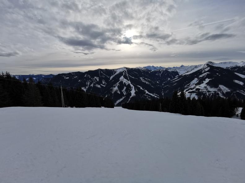 13. Die Piste wurde sogar schon einmal gewalzt. Insgesamt zwar etwas eisig, aber fahrbar..jpg