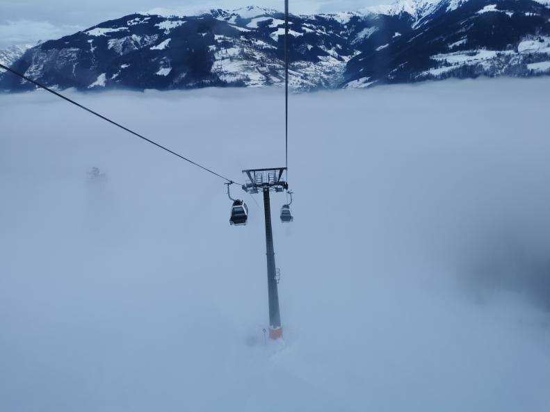 20. Und über die im unteren Teil ordentlich eisige Trass ganz hinunter bis...in den Nebel. Äußerst kalt dort im Nebel..jpg