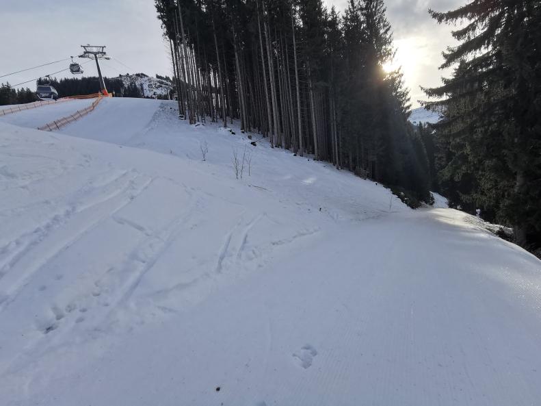 25. So. Und weiter geht es mit der Abfahrt bis ganz ins Tal. Auch hier ist die Schneelage vollkommend ausreichend. (Evtl. sollte man aber nicht mit dem neuesten Material hinunter fahren.).jpg