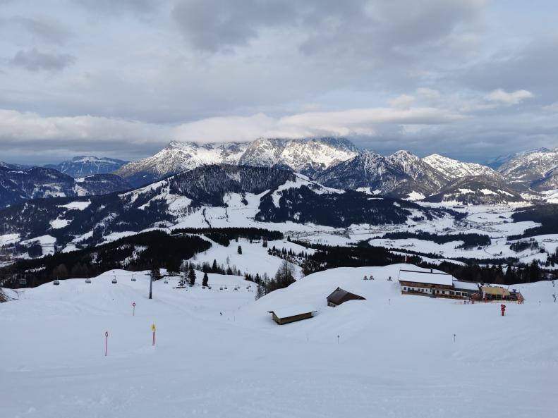 32. So, hier das den Bericht abschließende Bild. Genug für heute mit Skifahren. So eine lange Skirunde ist durchaus sehr kräfteraubend. Jetzt erstmal ausruhen und was essen..jpg
