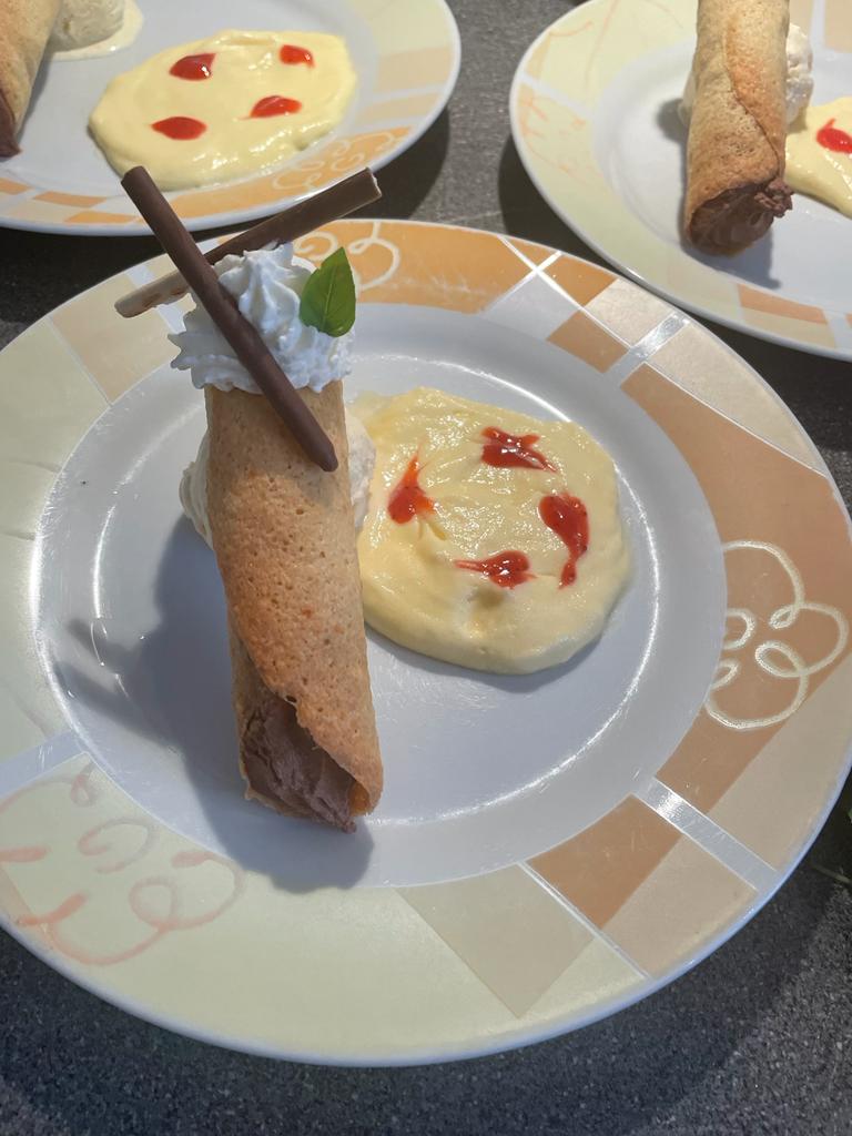 Dessert: gefüllte Canneloni mit Mousse au Chocolate, Vanilleeis und Vanillecreme