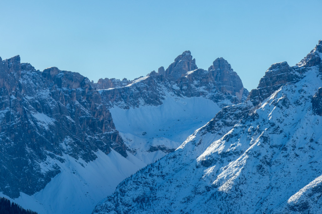 Vom Stiergarten aus kann man die Drei Zinnen ein wenig sehen.