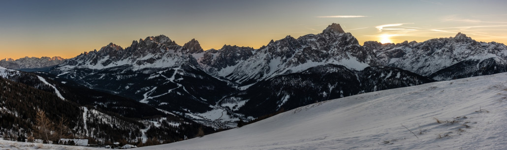 Sonnenuntergang vom Helm aus. Links die Stiergartenpiste,  zentral die Rotwand mit Skigebiet, rechts davon der Zwölferkogl.