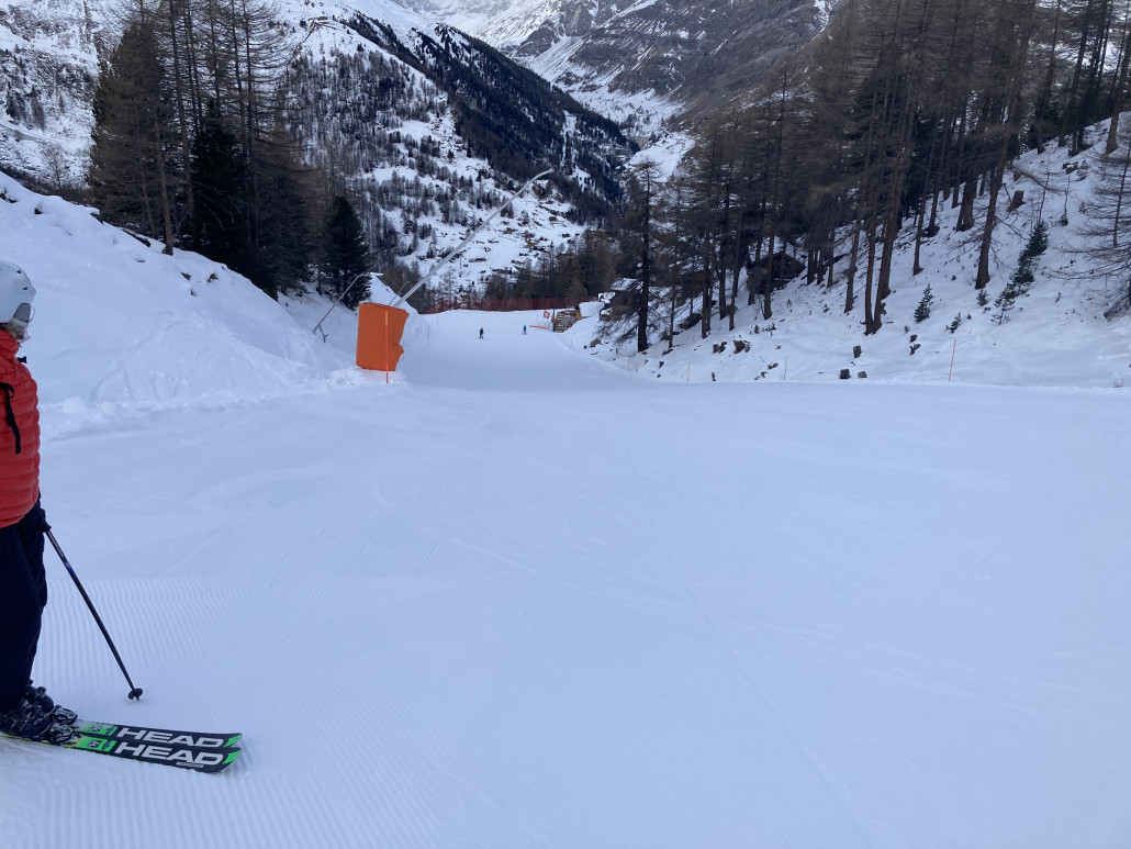 Die verbreiterte Piste unterhalb der Riffelalp lässt  Chämi‘‚s Hitta kleiner aussehen. Kann nicht sein, ich weiß.