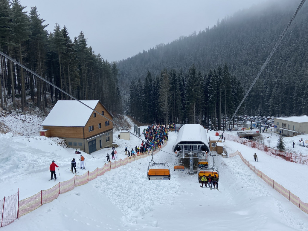links die schmale Zufahrt zum PrimaExpress mit Schlange, rechts über den Übungshang konnte man dies etwas abkürzen