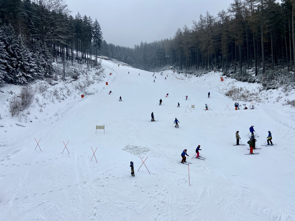 Pistenende der Jachymovska - seltsam viele Absperrungen und Kanten präpariert, ich hoffe das bleibt nicht die ganze Saison so