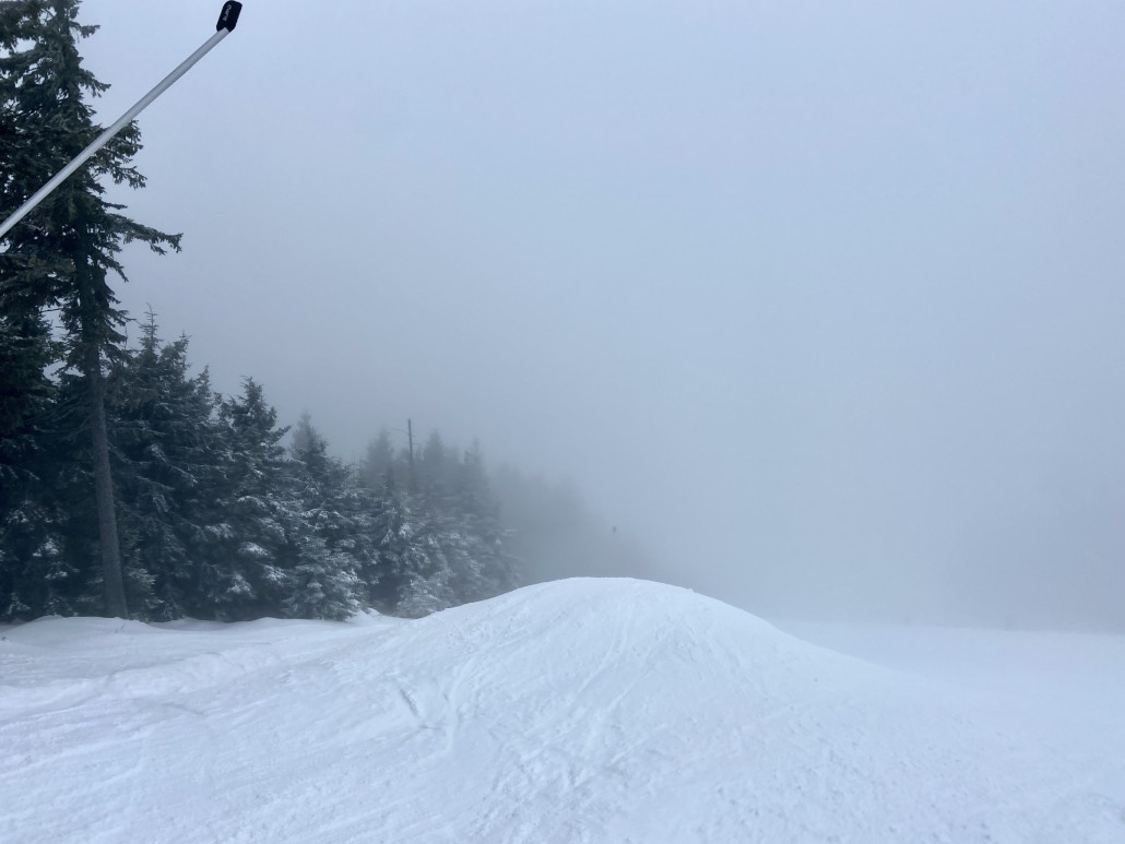 zahlreiche unverteilte Schneihaufen auf der Jachymovska
