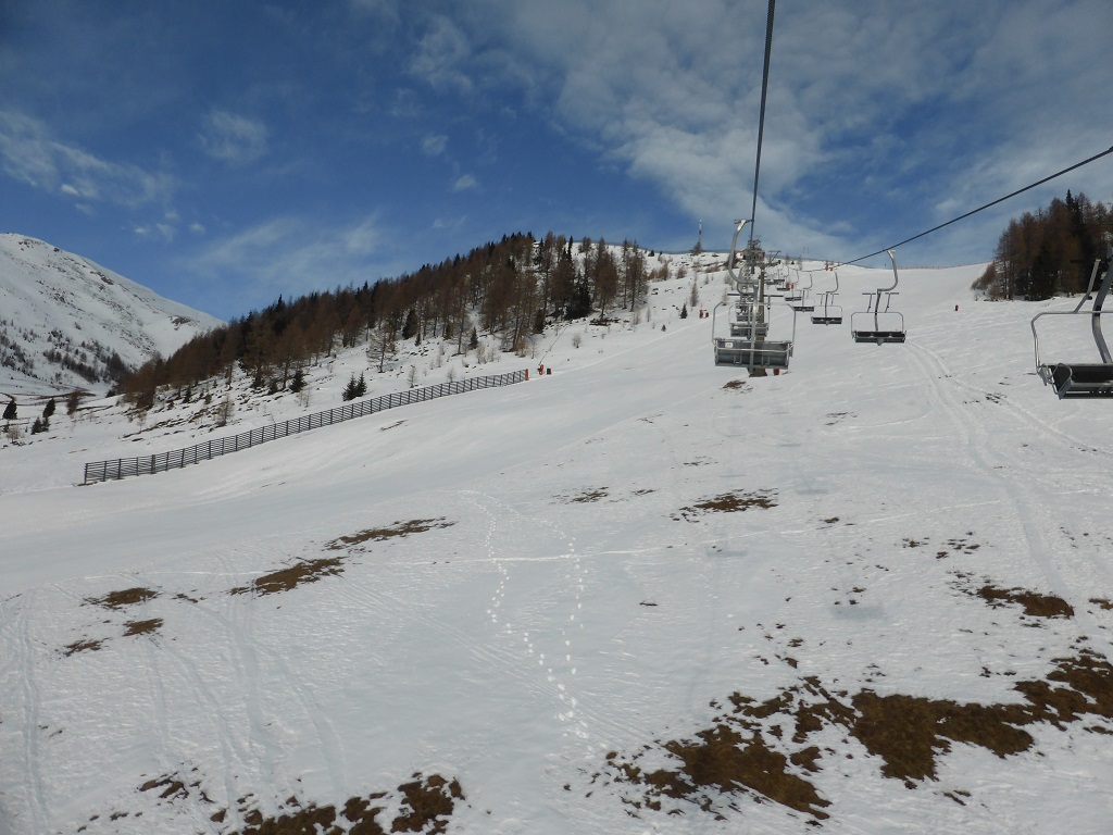 in der Sonnenalmbahn. Die dazugehörige Piste hat schon einige apere Stellen, drum war sie geschhlossen
