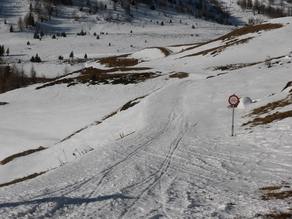 das Schild steht da schon seit Jahren. Möglicherweise ist es im Sommer wichtiger. Ist halt irgendwie witzig..