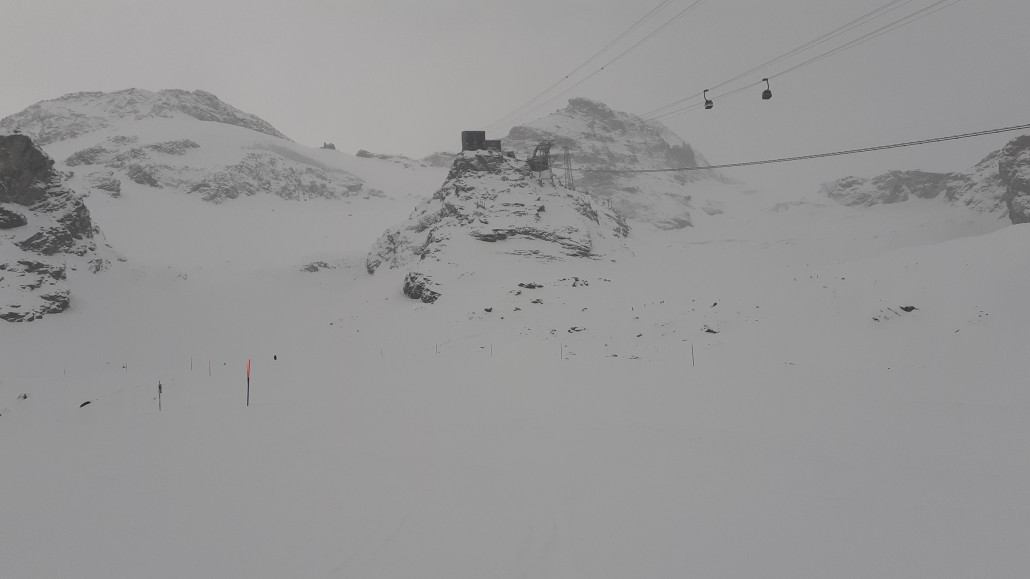 Morgens auf der blauen Piste 4 Egginer. Im Hintergrund die noch geschlossene gelbe Route 15a Felsental. Könnte mit dem Neuschnee bald öffnen