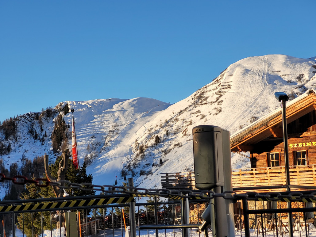 Pünktlich um 8.30 Uhr ging es los an der Schönjochbahn. Hier der Zoom auf die Abfahrten am Sattelkopf von der Mittelstation der Schönjochbahn.