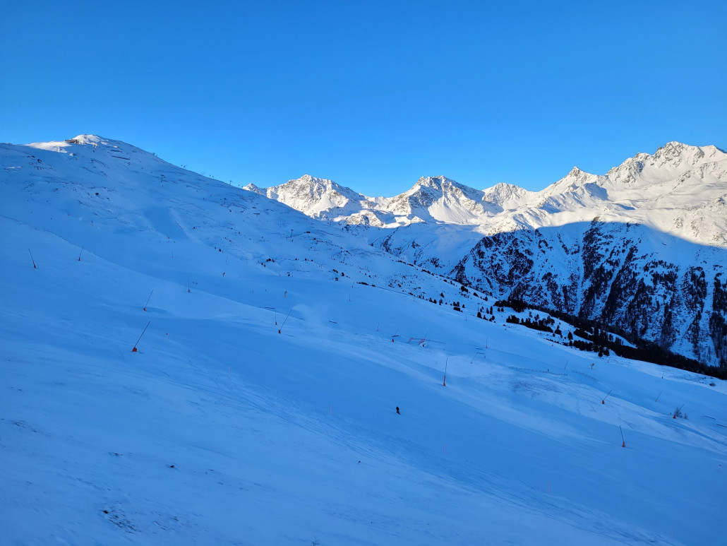 Auf der Nordseite ging es erstmal mit Vollgas die sehr gute Plazörabfahrt hinunter. Hier bereits in der Schöngamp 8-KSB mit Blick auf die Nordseite, wo auf geschlossenen Pisten(-abschnitten) noch kräftig beschneit wurde.