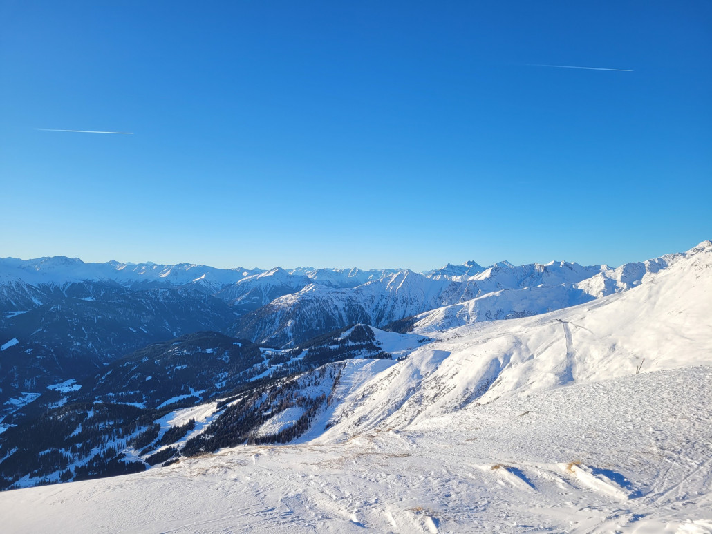 Am Schönjöchl angekommen, dann ein toller Blick aufs restliche Skigebiet. Und ja, was macht man denn um 9 Uhr hier oben? Was man sich in der Hauptsaison abschminken kann?