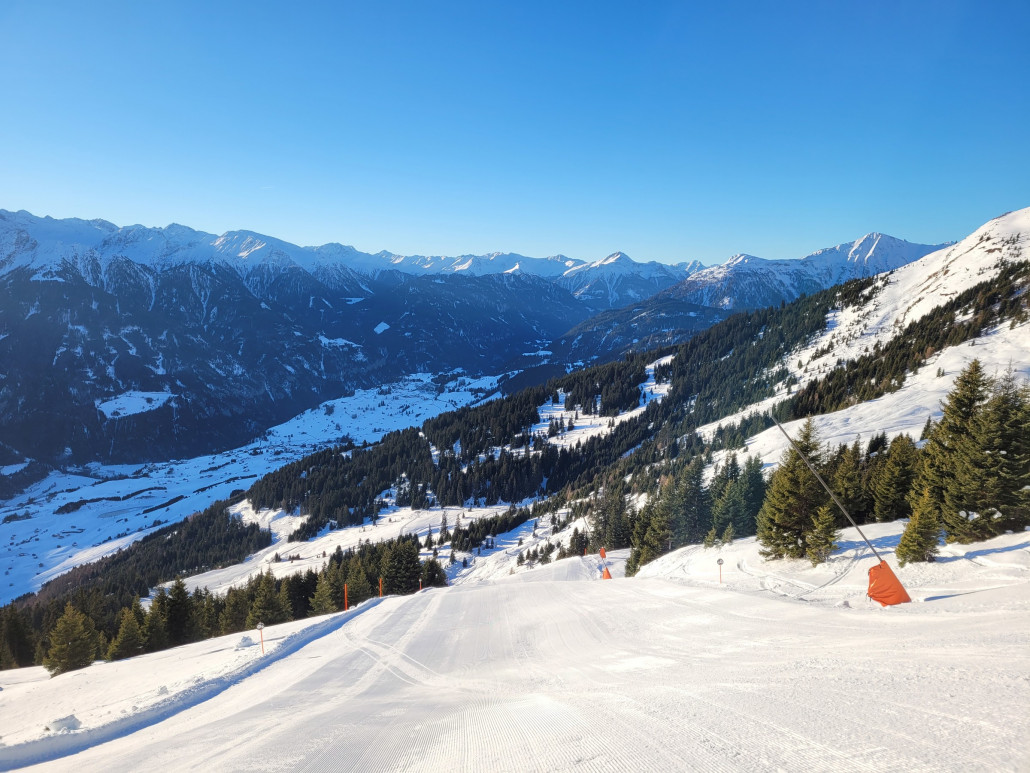 Auch die Frommes Extrem hat bereits genügend Schnee. Ging auch gut zu fahren. Nicht erkennbar auf den Bildern ist aber, dass die Präparierung manchmal schon störend war. Aber ich denke, die Bilder sprechen für sich, dass es dennoch toll war :D