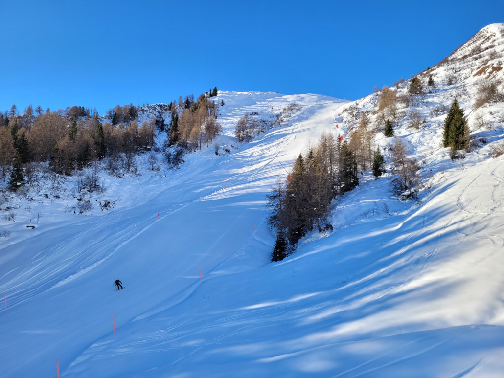 Blick auf die so geliebte Gondeabfahrt, erst in halber Breite und noch sehr hart.