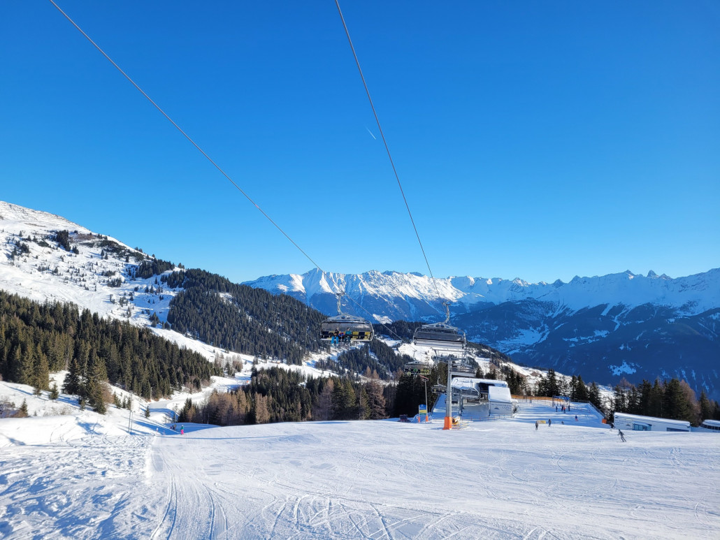 Unter der Familienbahn Gampen, aufgenommen aus der Warteschlange der Planseggbahn von noch akzeptablen 5 Minuten