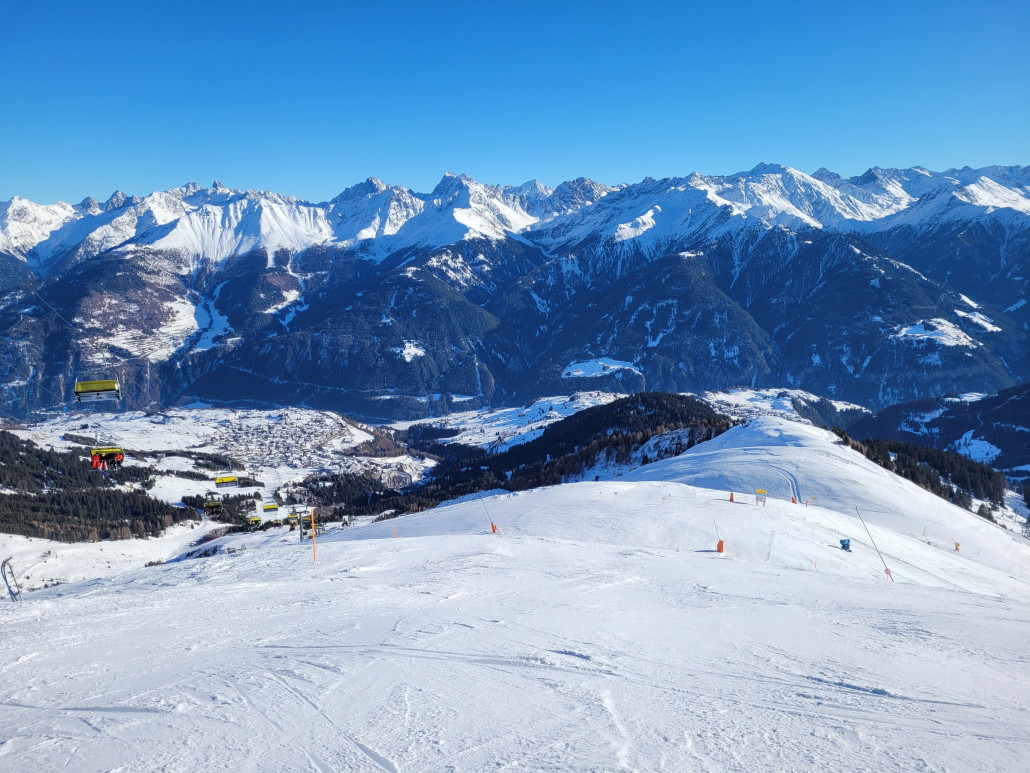 Über den Sunliner und die Sattelbahn kamen wir hier hoch auf den Sattelkopf. An der Sattelbahn ist es aber noch nicht wirklich das Wahre gewesen. Die Gonde war sehr hart, die geschlossene Sattelabfahrt hab ich versucht, aber war im Mittelteil nur grundpräpariert und letztlich sogar kompletter Tiefschnee...