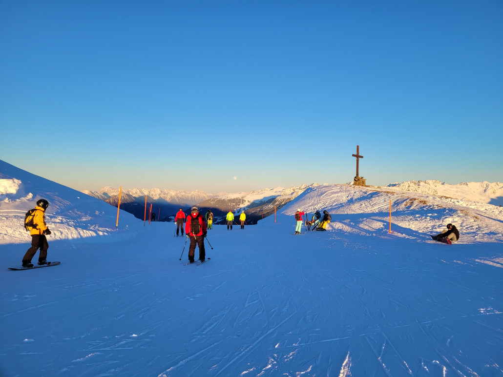 Der Mond geht bereits auf! Also ab über die Frommes nach Fiss!