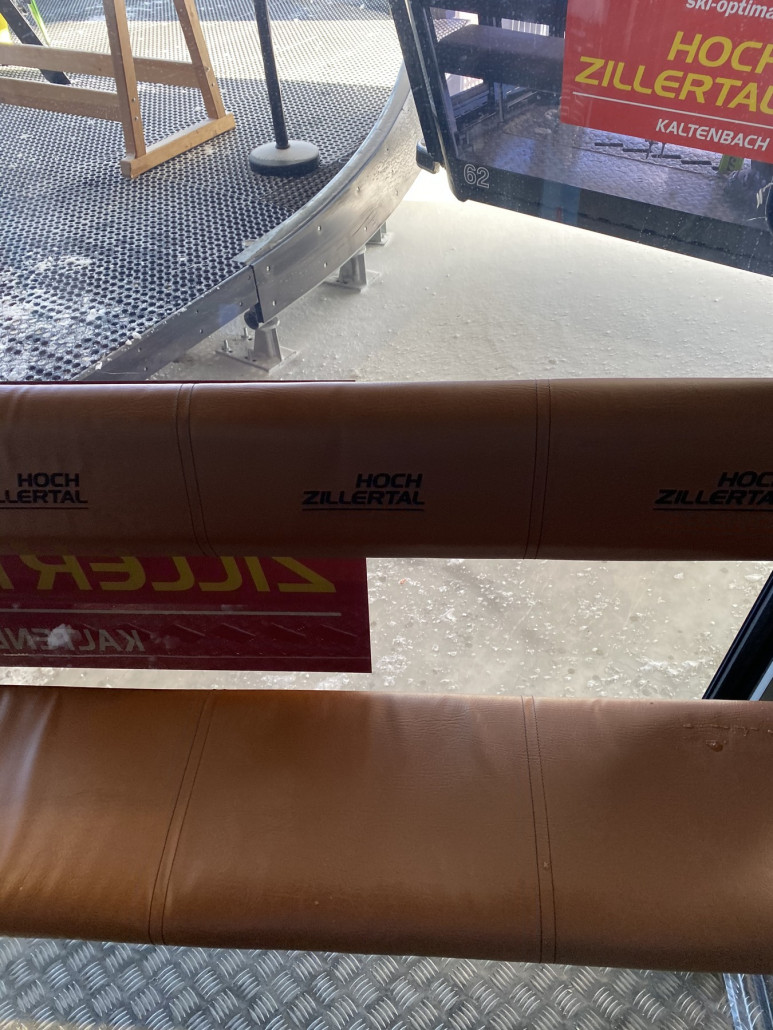 Das Logo im Leder ist eingestickt