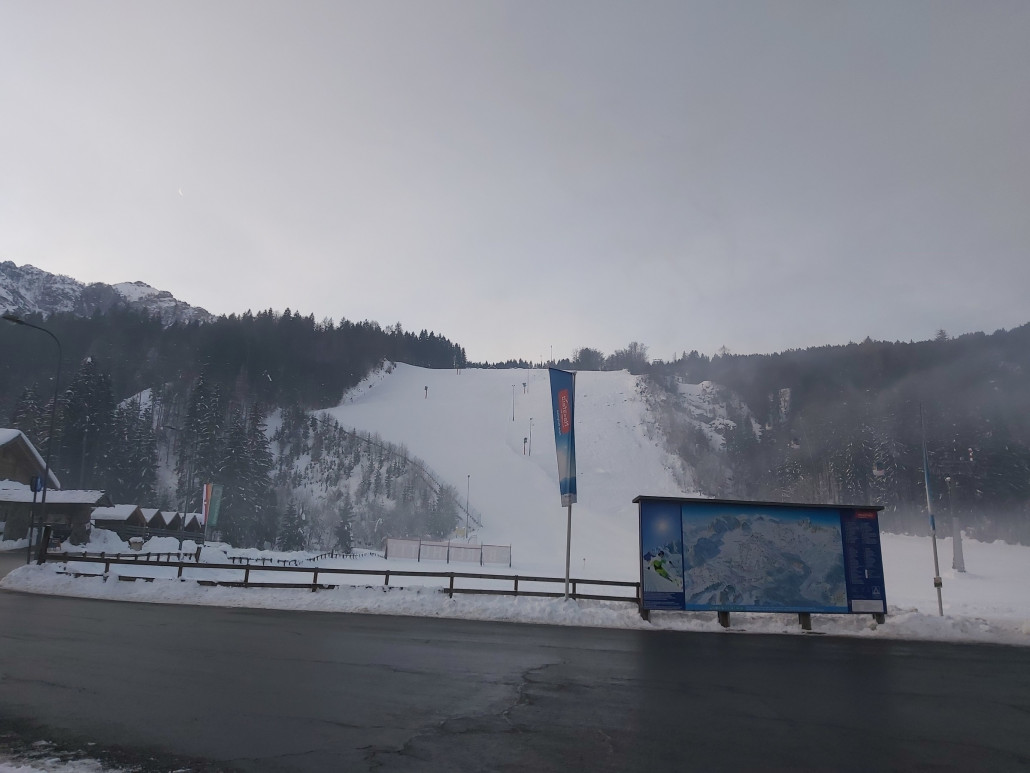 Die Talabfahrt, welche derzeit noch in gutem Zustand ist.