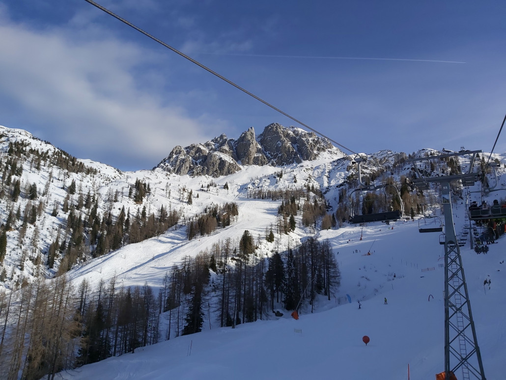 Jetzt aber mit Blick zur schön gelegen FIS-Abfahrt. Die ging es gleich zwei Mal runter.