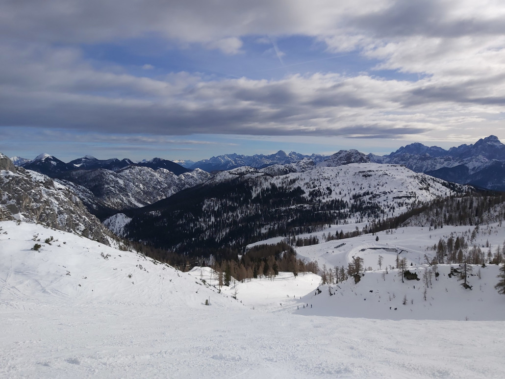 Auf der anderen Seite sind die Pisten schon etwas mitgenommen und auch im Rest des Gebietes sieht es nicht mehr besser aus.