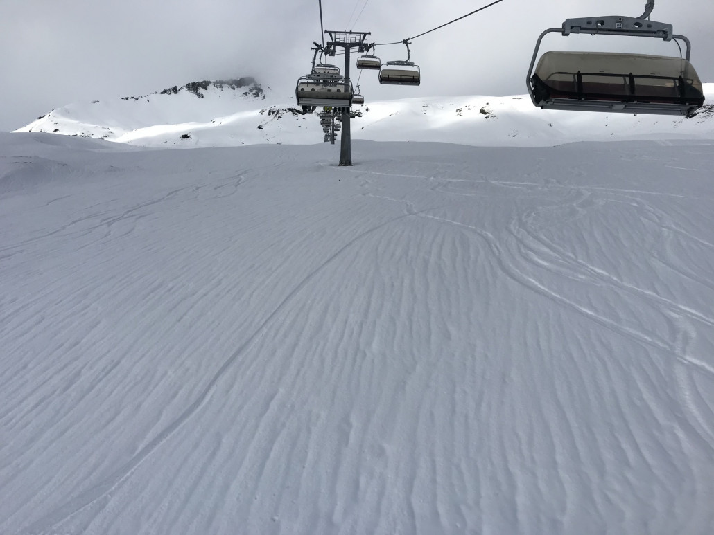 Ich hatte in diesem Topic auch schon grössere Wasserrinnen fotografiert. Wir sind wirklich mit einem blauen Auge davongekommen.