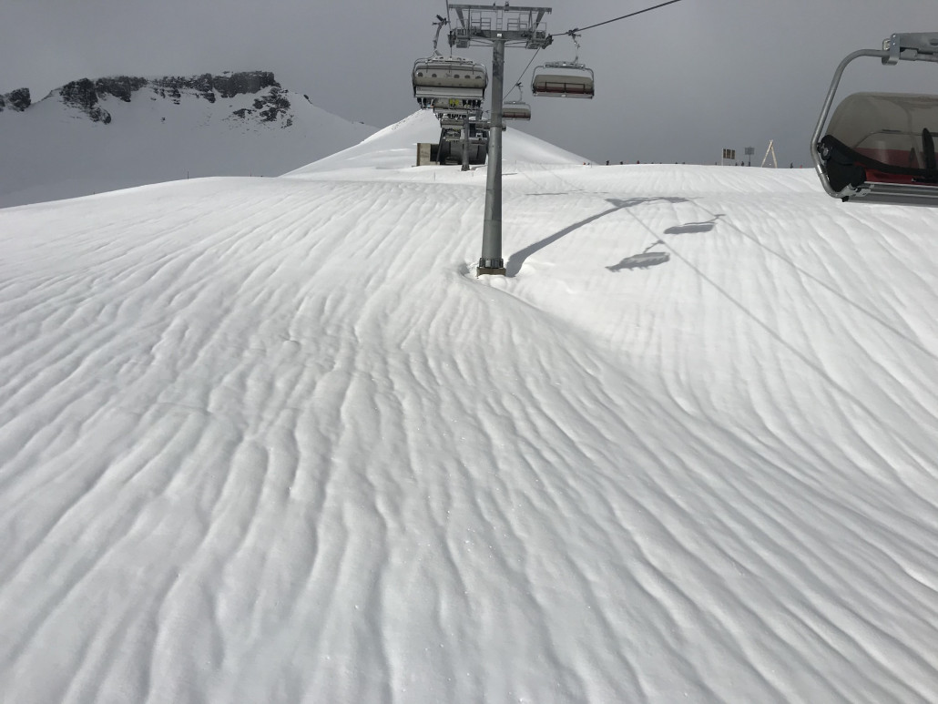 Die Schneefallgrenze muss zuletzt irgendwo bei 2400m gewesen sein. Vorher hat es aber einiges geschneit. Stellen, die vorher aper waren, sind nun gut zugedeckt.